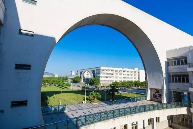 上海对外经贸大学校园拱门